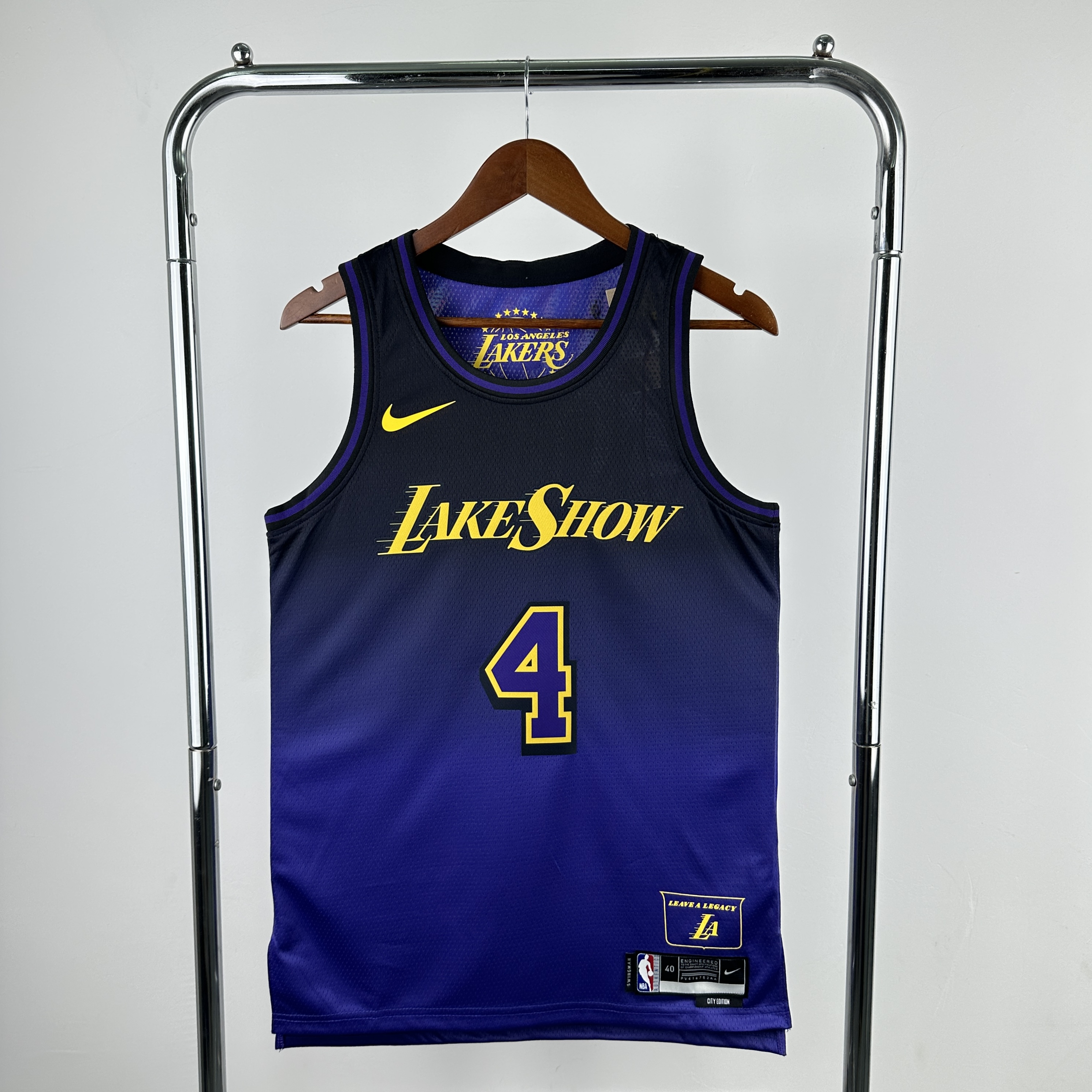 Lakers City Edition No. 4 Knecter en la temporada 25